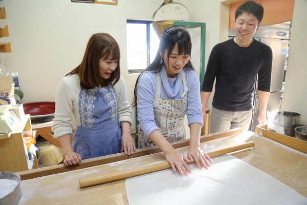 地元産のそば粉を使った地産地消“そば打ち体験”